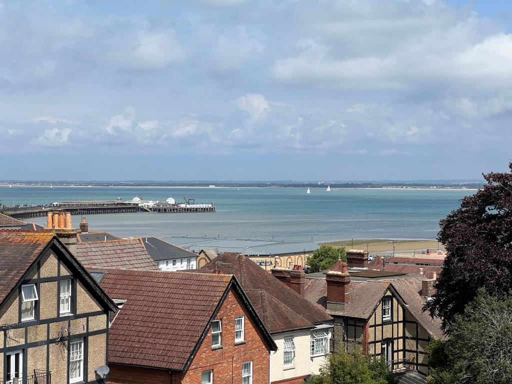 Lot: 142 - TWO STOREY THREE-BEDROOM FLAT FOR IMPROVEMENT WITH STUNNING SEA VIEWS - 